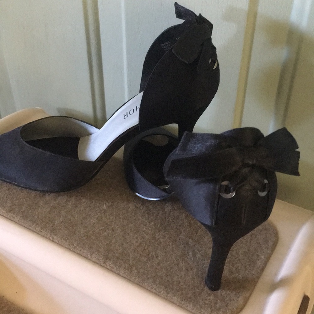 Heeled bow tie pumps